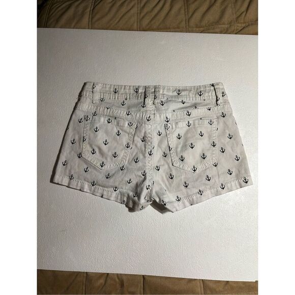 No Boundaries White Anchor Print Shorts | Size 9 - Picture 2 of 6